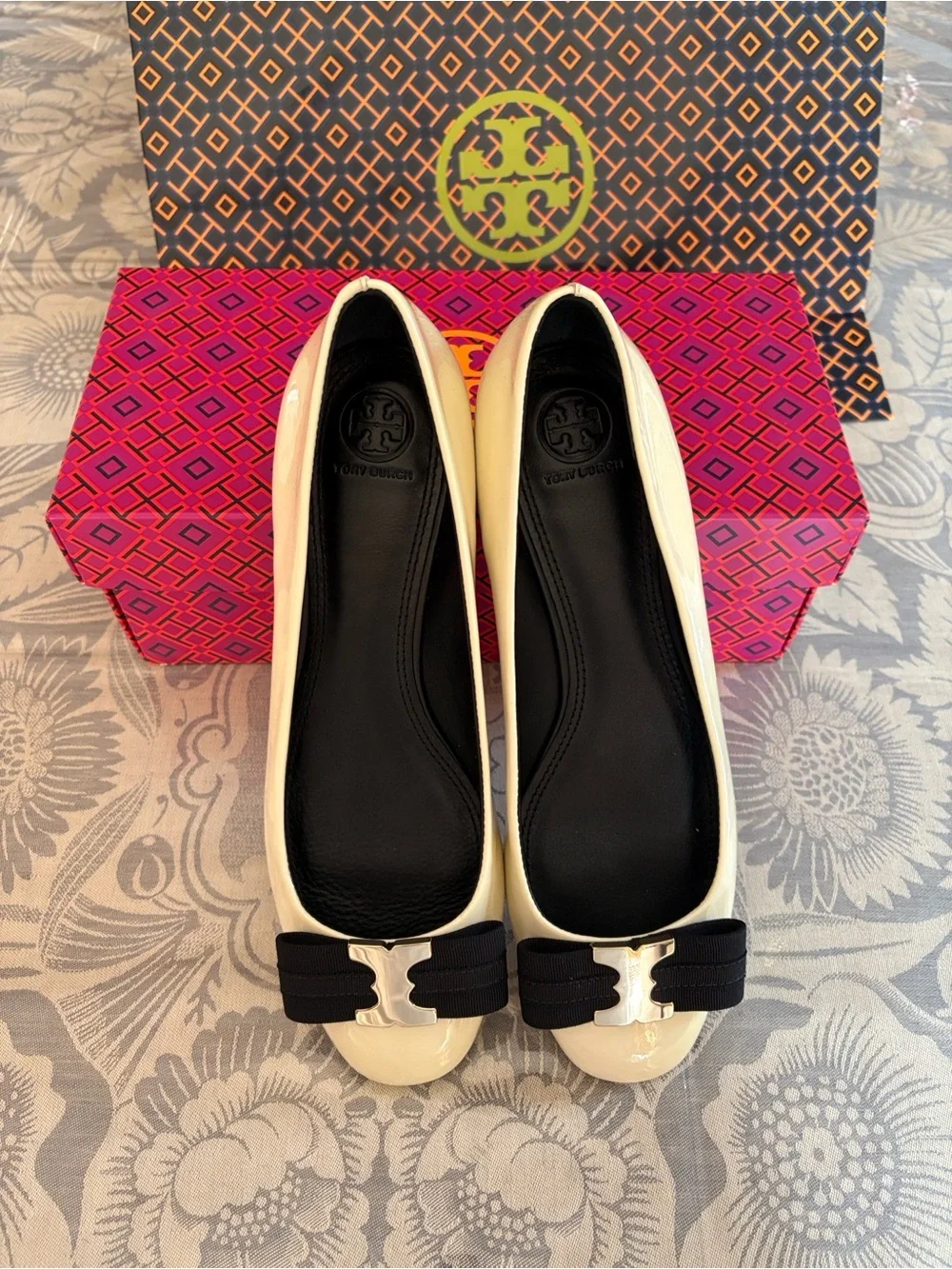 Tory Burch Bleach/Black Gemini Link Bow low heel.